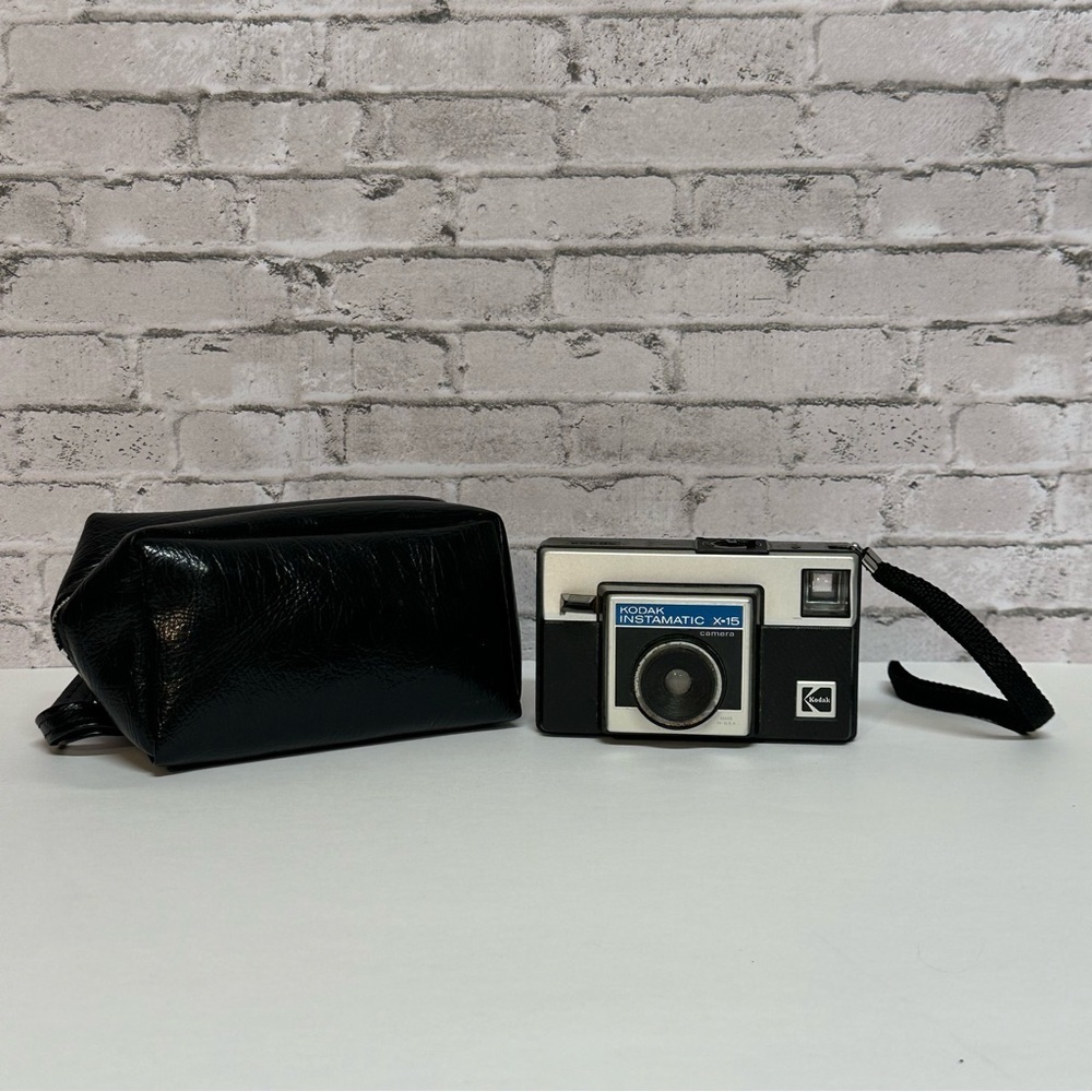 Vintage Kodak Instamatic X-15 Made In USA Camera 2 Flash Bulbs UNTESTED